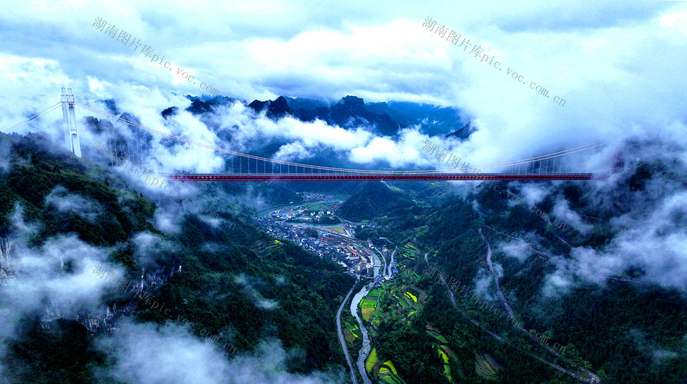 云雾缭绕，宛如仙境,矮寨大桥,世界第一,旅游观光,景点
