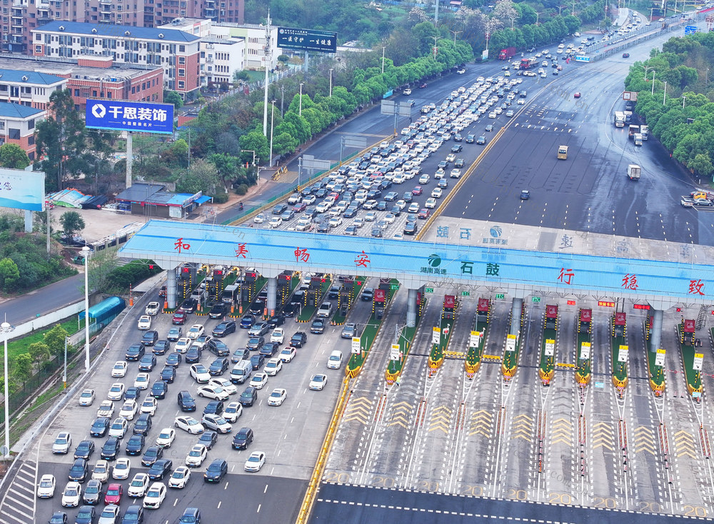 清明节 假期 出行 公路 自驾 高峰