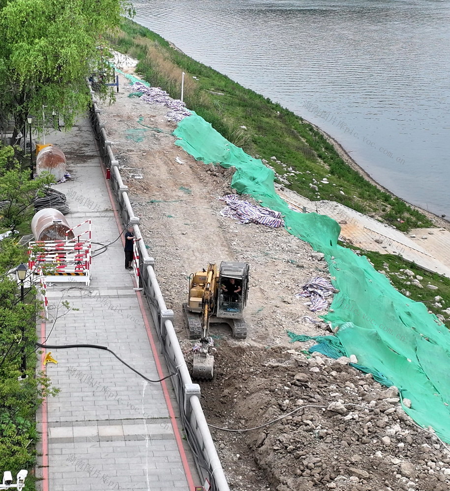 清明口假期囗施工囗忙