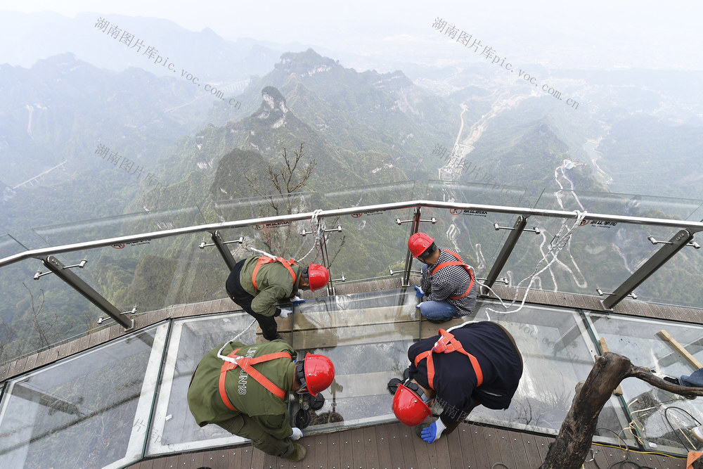 张家界 天门山 玻璃栈道 游客 安全 游览