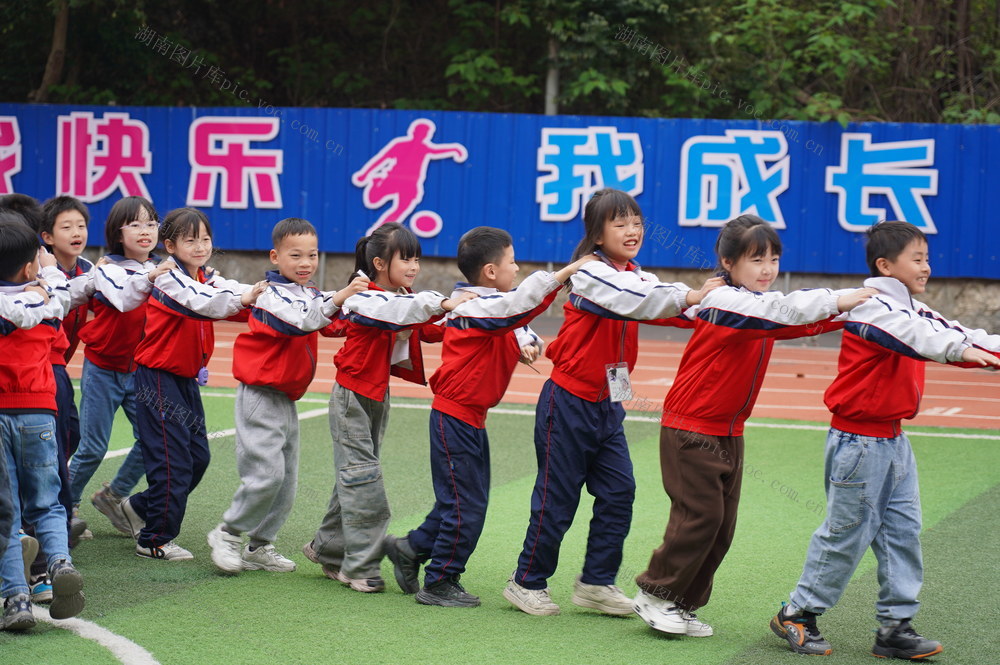 师生集体跑步、滚铁环、竹竿舞、地面游戏。4月8日，湖南省隆回县梨子园实验学校课间运动项目精彩纷呈。今年来，该校启动“校长喊你来运动”校园体育活动，每天运动一小时，以校长带头跑操、全员参与文体项目、创新融合传统游戏等多元形式，掀起校园阳光运动新风尚，为学生的全面发展注入蓬勃动能。
（罗理力 贺莉琼摄影）
