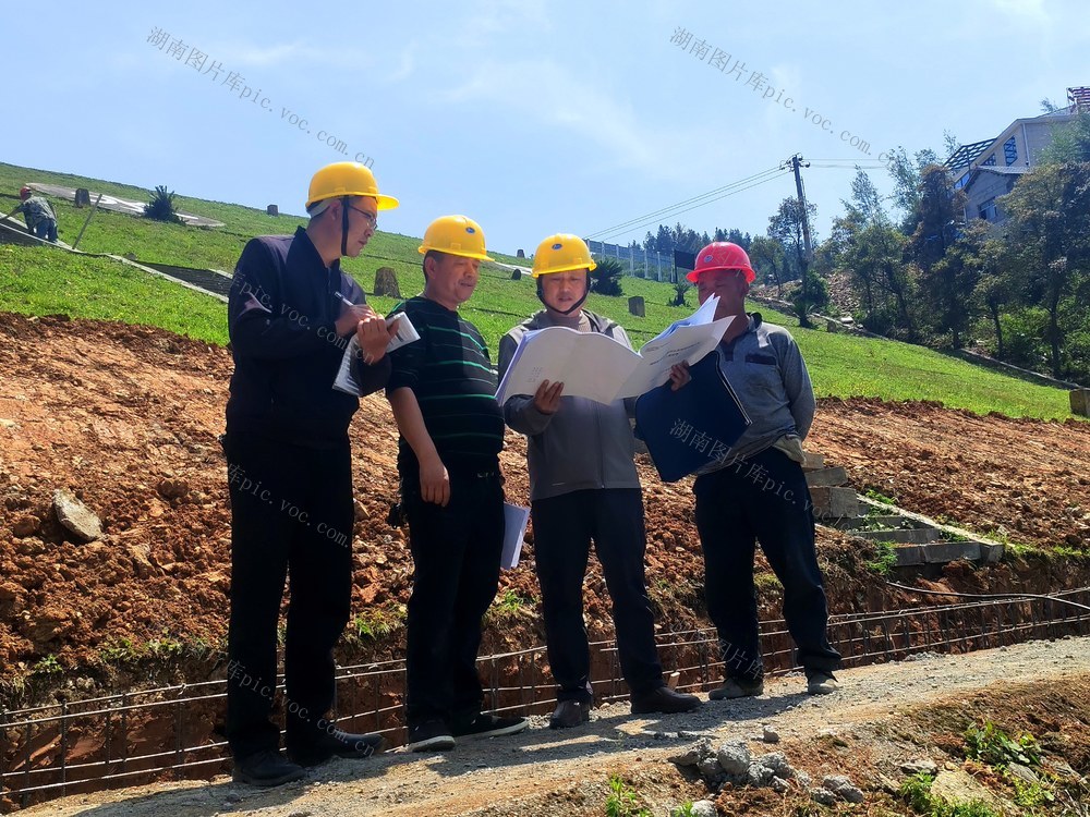 立足基层监督职责定位，紧盯工程项目管理中暴露出的“吃拿卡要”、不作为、乱作为等突出问题强化监督检查，整治工程建设领域中“梗阻病”。