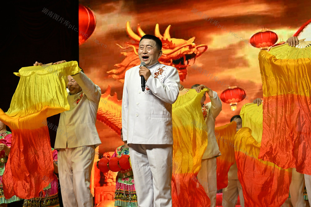 教育　关心下一代工作　义演　捐资助学　边城