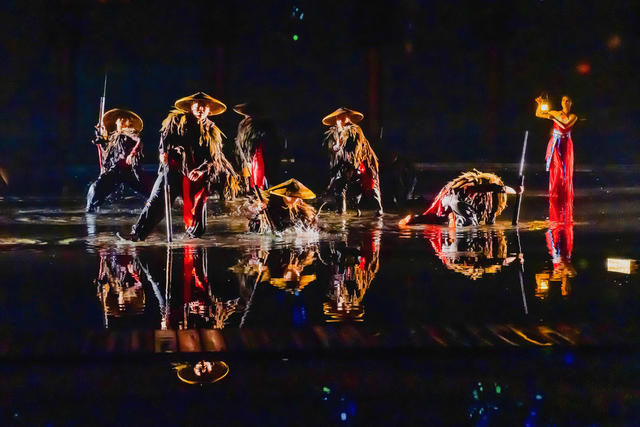 “德夯幻境”2025震撼首演（2023年7月正式公演，每年4至10月演出）  首创“演+宴+剧”的文旅演艺新模式  拉动当地文旅经济