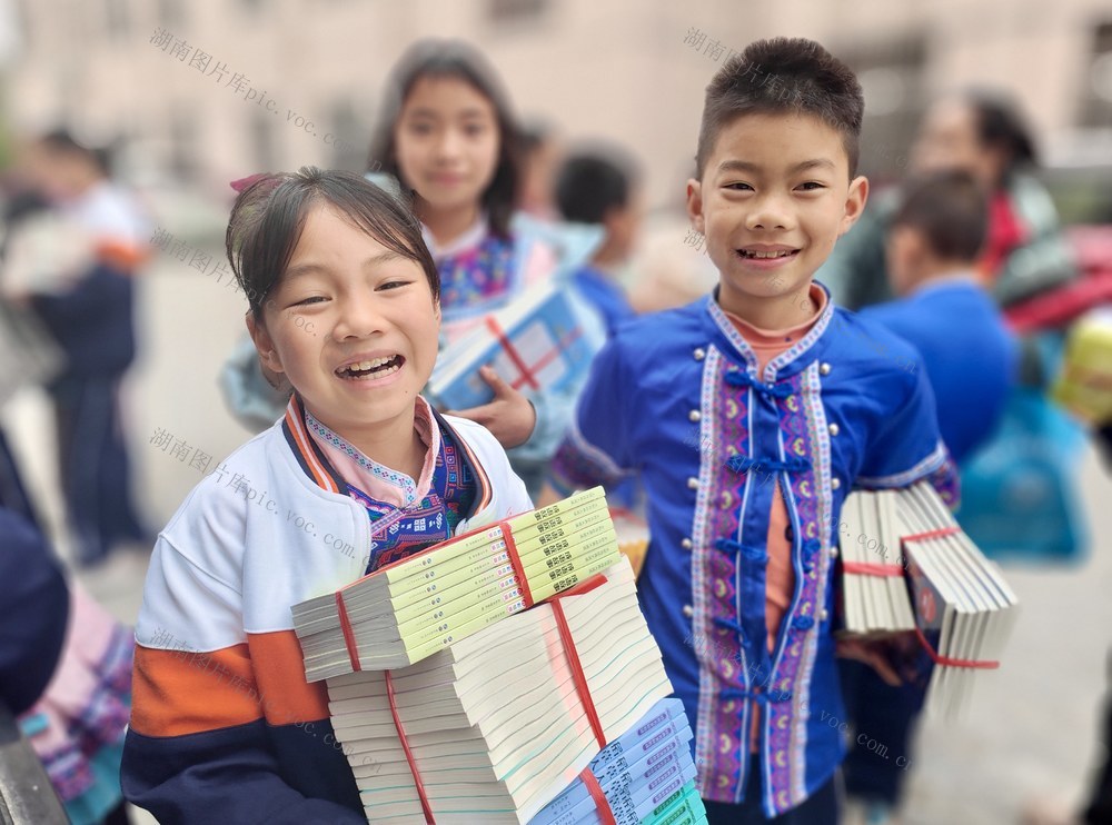 爱心助学 情暖侗乡
