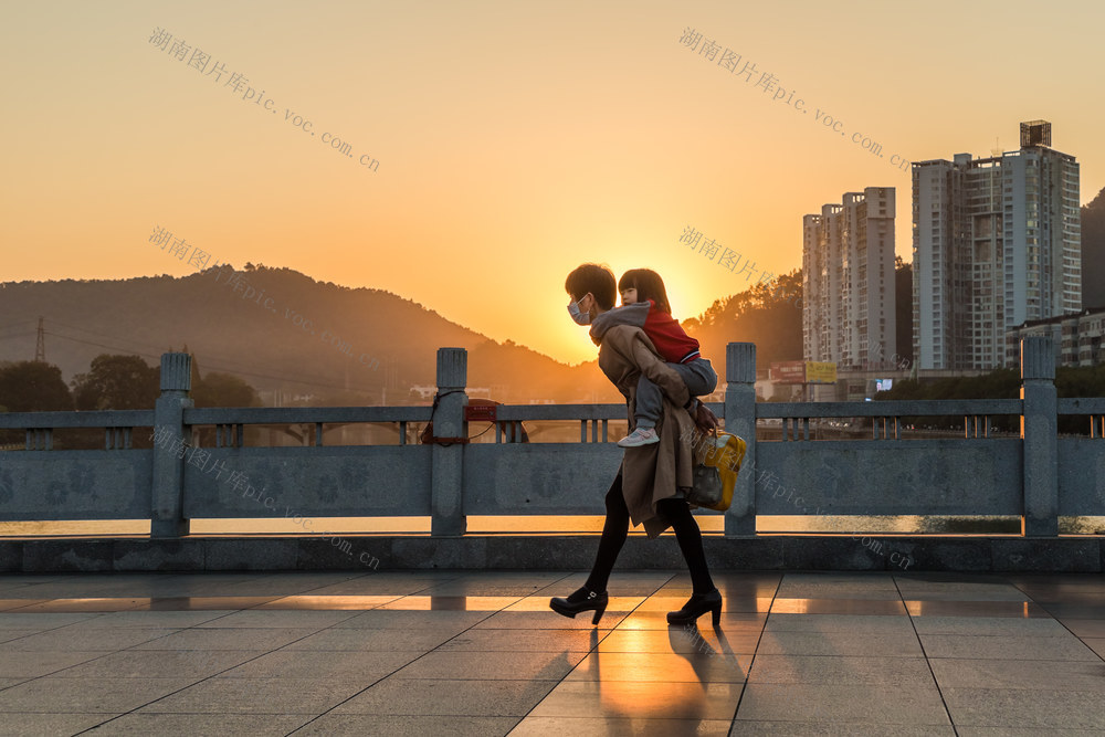 步行桥  浏阳河  生活  夜晚  摊位  音乐  烟花  面具  白天  浏阳  城市