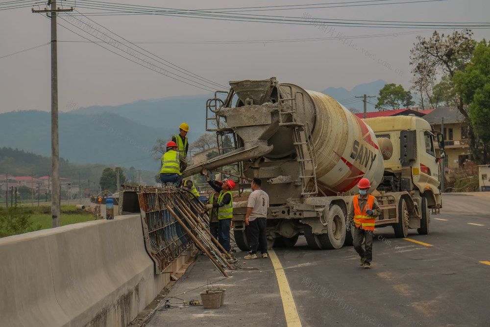 加高公路防撞墙，浇筑安全防线  确保交通安全