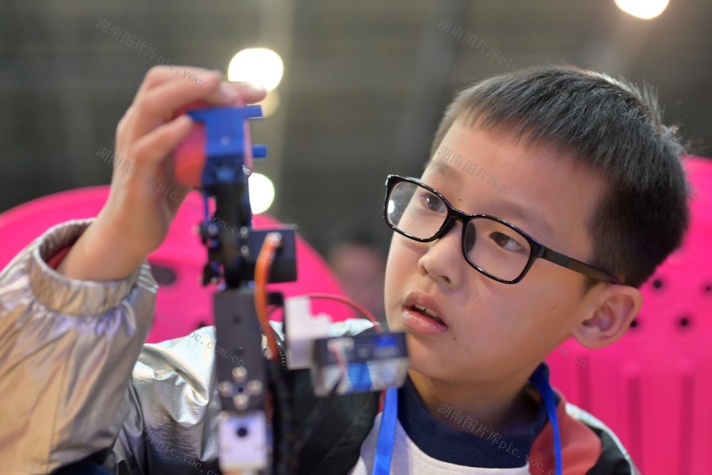 机器人  竞赛  青少年  科技  无人机  编程