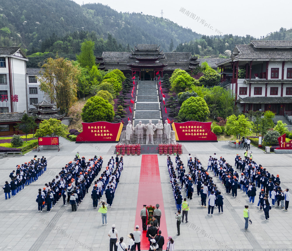 通道 转兵 纪念 馆 学生 参观 学习 向 伟人 敬献 花篮