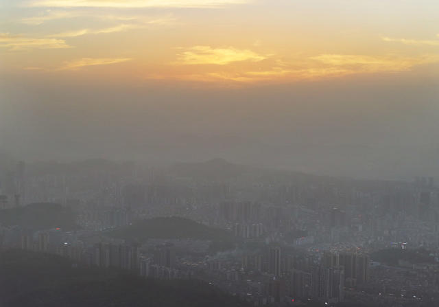 湖南省  市州    污染  郴州市 
  空气质量数据  为严重污染，PM 浓度为  郴州沙尘暴 场景 
