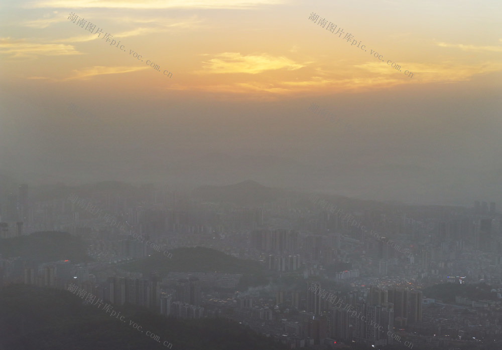 湖南省  市州    污染  郴州市 
  空气质量数据  为严重污染，PM 浓度为  郴州沙尘暴 场景 
