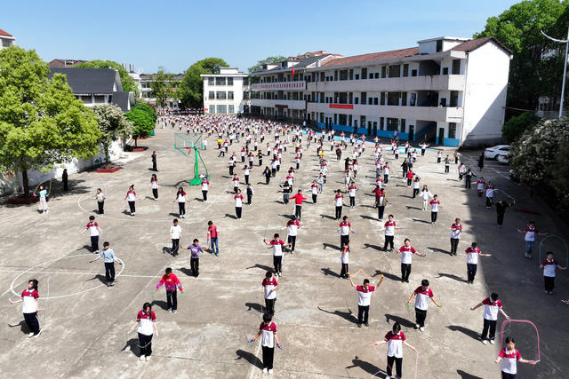 乡村小学 大课间 活力 彩绘 游戏 跳绳