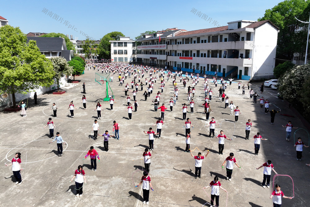 乡村小学 大课间 活力 彩绘 游戏 跳绳