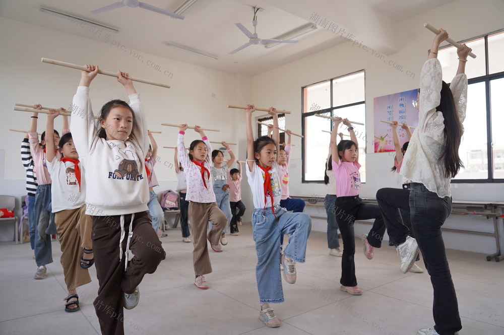 足球、舞蹈、手工绘画、唱歌、田园耕作、书法、手鼓……4月14日下午，湖南省隆回县北山镇中心小学的孩子们尽情享受课后服务快乐时光。今年来，该校根据学生个性特长、兴趣爱好、实践能力等，实施“菜单式”兴趣项目，让孩子自己“点单”，增强课后服务吸引力，促进学生素质全面发展。