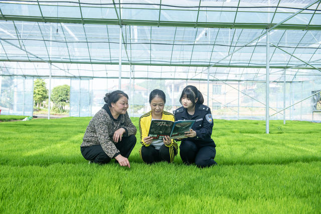 娄底  国家安全知识 第十个全民国家安全教育日 民警