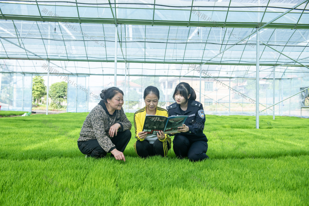 娄底  国家安全知识 第十个全民国家安全教育日 民警