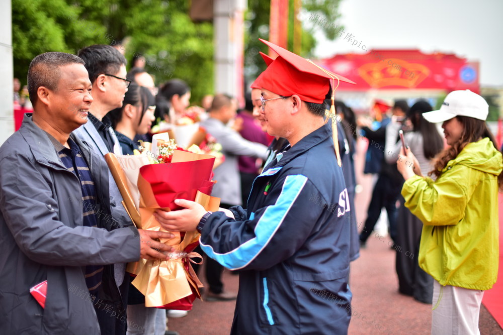 双峰七中  高三学生   成人礼仪式。