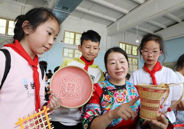 学生快乐研学   体验非遗技艺