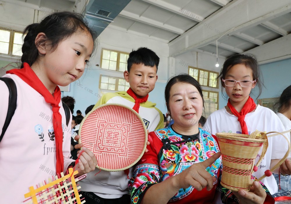 学生快乐研学   体验非遗技艺