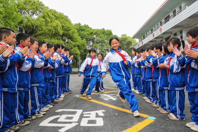 爱心  校服  情暖  乡村娃  大课间