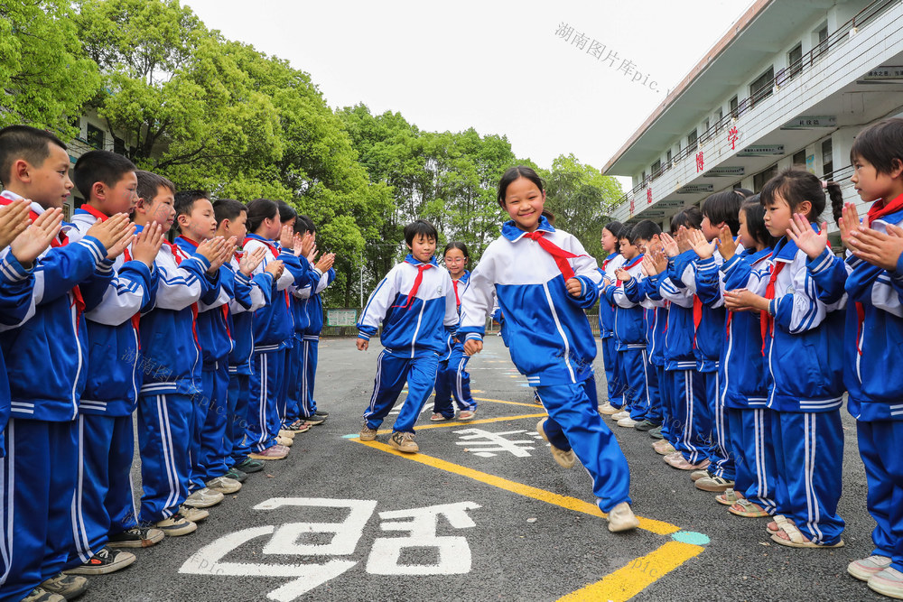 爱心  校服  情暖  乡村娃  大课间
