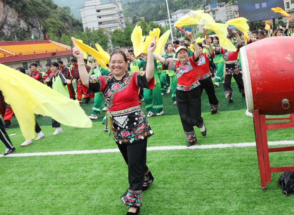  非遗表演点燃乡村足球激情