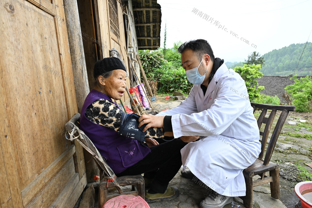 医疗卫生　乡村振兴　健康帮扶　义诊　关爱老人