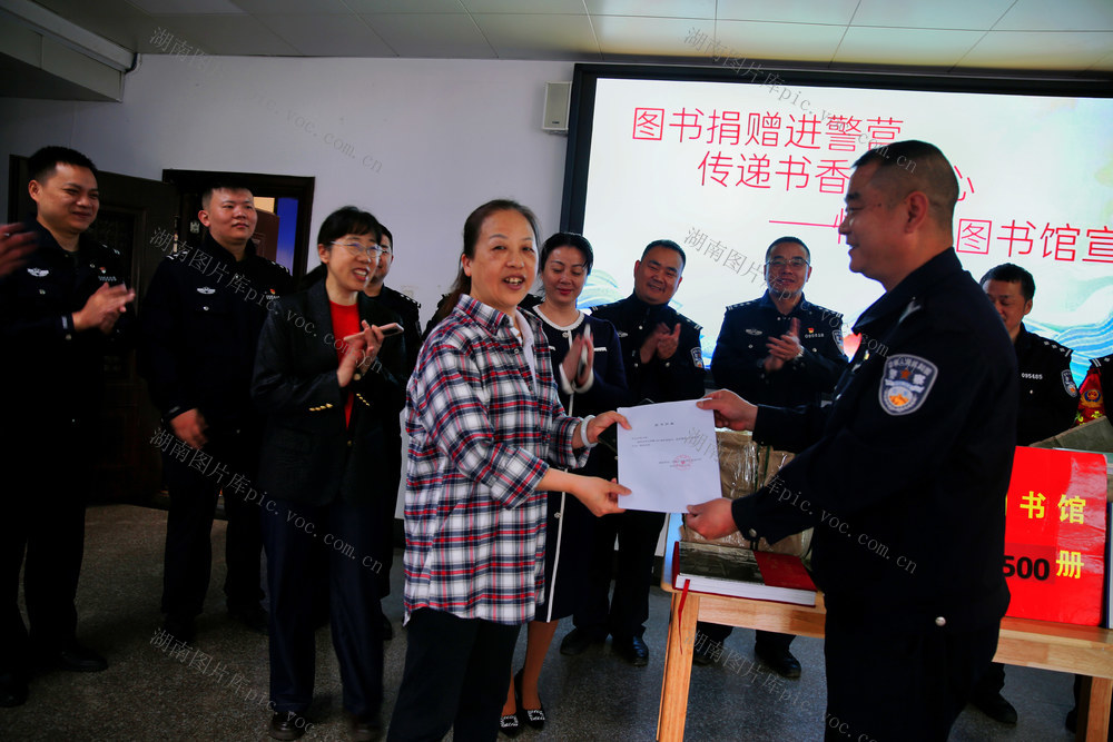 怀化图书馆为怀铁民警赠书500册
