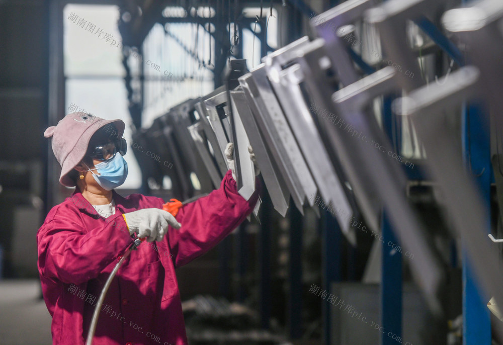 开展减负行动 
助推民企发展
道县