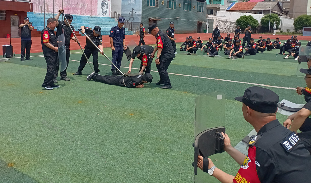 210名校园保安队员勤学苦练本领，  固牢校园平安