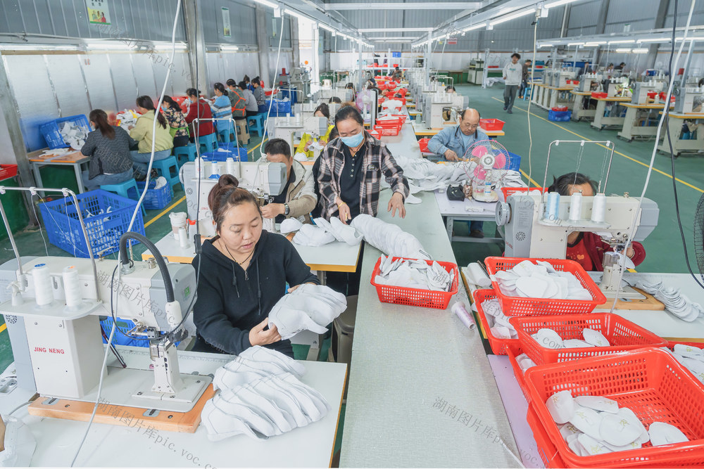民营企业发展  农民工在赶制鞋品订单  农民就近就业增收