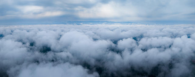 云海
云雾
山峦
自然风光
高空
远景
天空
云层
壮观
唯美
气象
云彩
景观
云海全景
天空全景
天空大景
云景
航拍视角
环境
自然
风景
高山