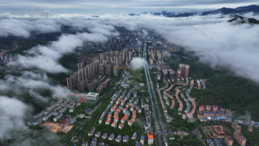 立夏  湖南  郴州市  城东新区 
 雨后    云海  王仙岭  上帝视角  俯拍  如梦似幻  云海奇景 
 人间仙境  生态  环境  保护  城市建设