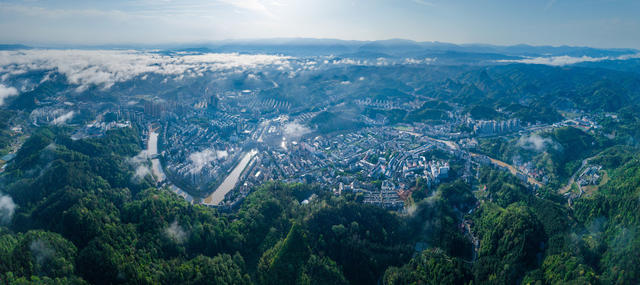 山城 城市 云雾 山峦 河流 绿色 森林 自然风光 旅游 鸟瞰 航拍 城市景观 空气 宜居 发展 湖南通道 通道县全景 城市全景 自然 高山 风景 航拍视角 天空