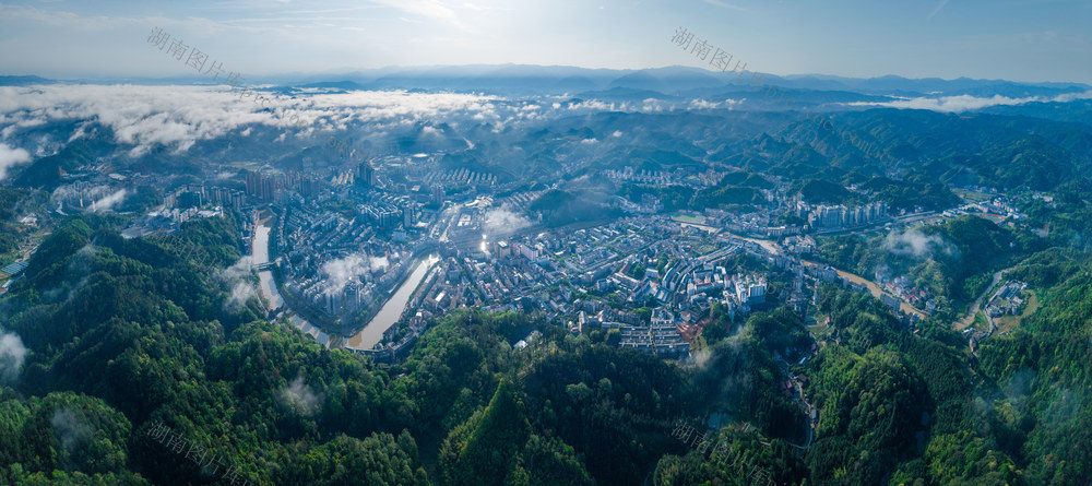 山城 城市 云雾 山峦 河流 绿色 森林 自然风光 旅游 鸟瞰 航拍 城市景观 空气 宜居 发展 湖南通道 通道县全景 城市全景 自然 高山 风景 航拍视角 天空