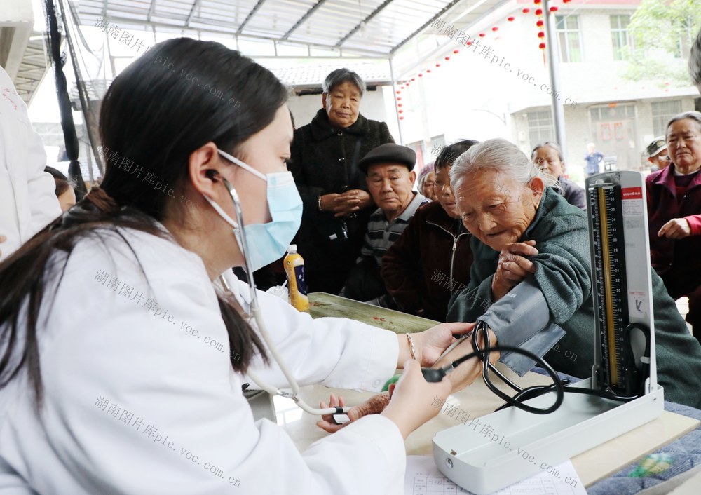  家门口免费体检   呵护留守人健康