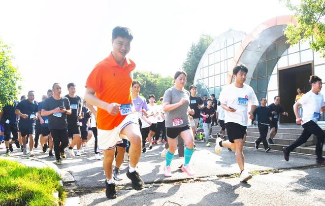长跑迎“五一”