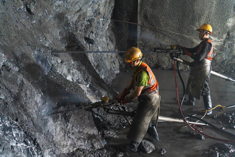 重点项目 五一假期 坚守岗位 施工忙 交通