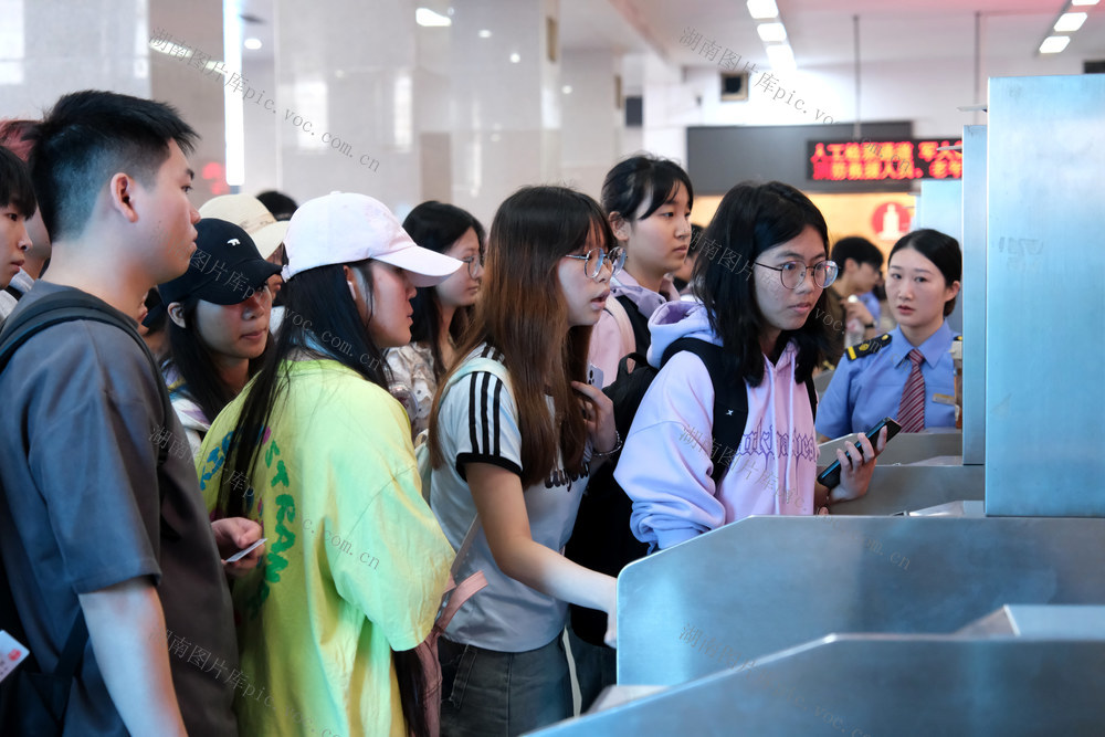 铁路迎来“五一”假期客流高峰