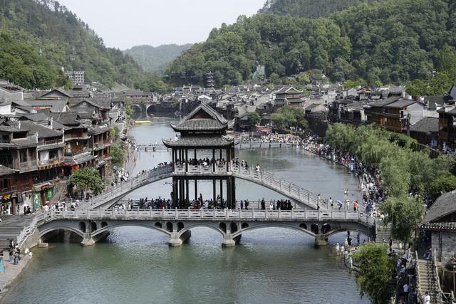 凤凰  古城  五一 假期   游客  游玩  