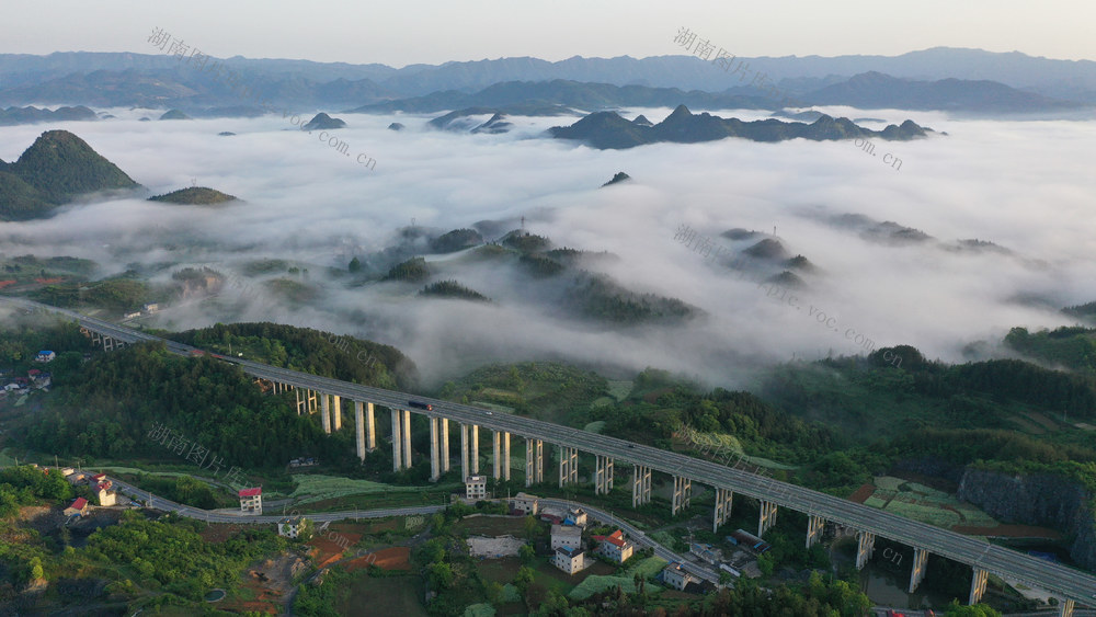 自然  生态 环境 雾 美丽乡村 高速公路风光