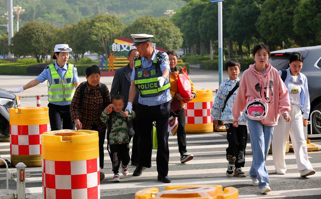 怀铁公安交警五一节维车站交通