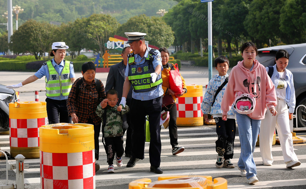 怀铁公安交警五一节维车站交通