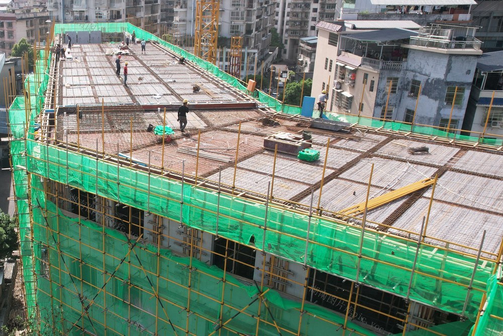 劳动节  工人   坚守  岗位   默默奉献