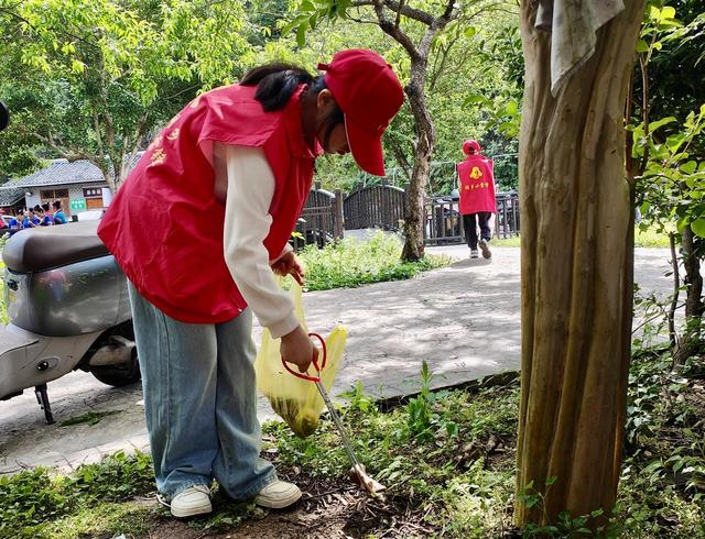 通道：景区添亮色   “志愿红”温暖宾客
       