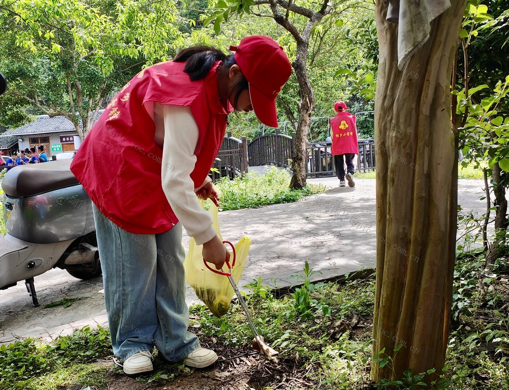 通道：景区添亮色   “志愿红”温暖宾客
       