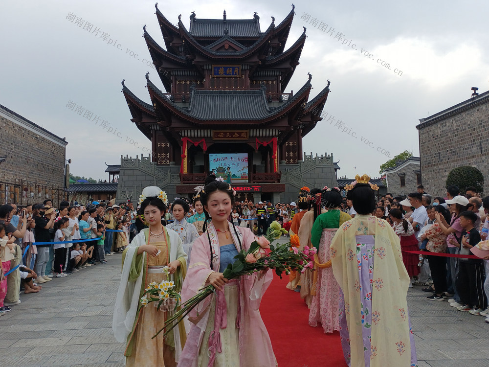 国风盛宴：汉服花朝节吸引众多游客，创新的采用了老场景+新玩法的模式，融入了互动元素