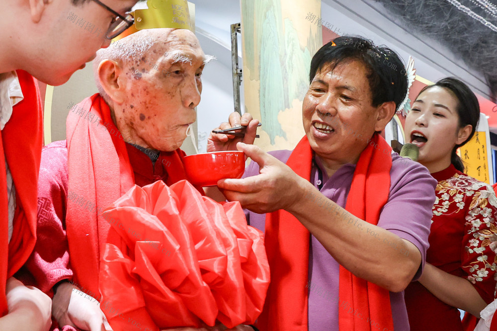 临武县--百岁老人庆生