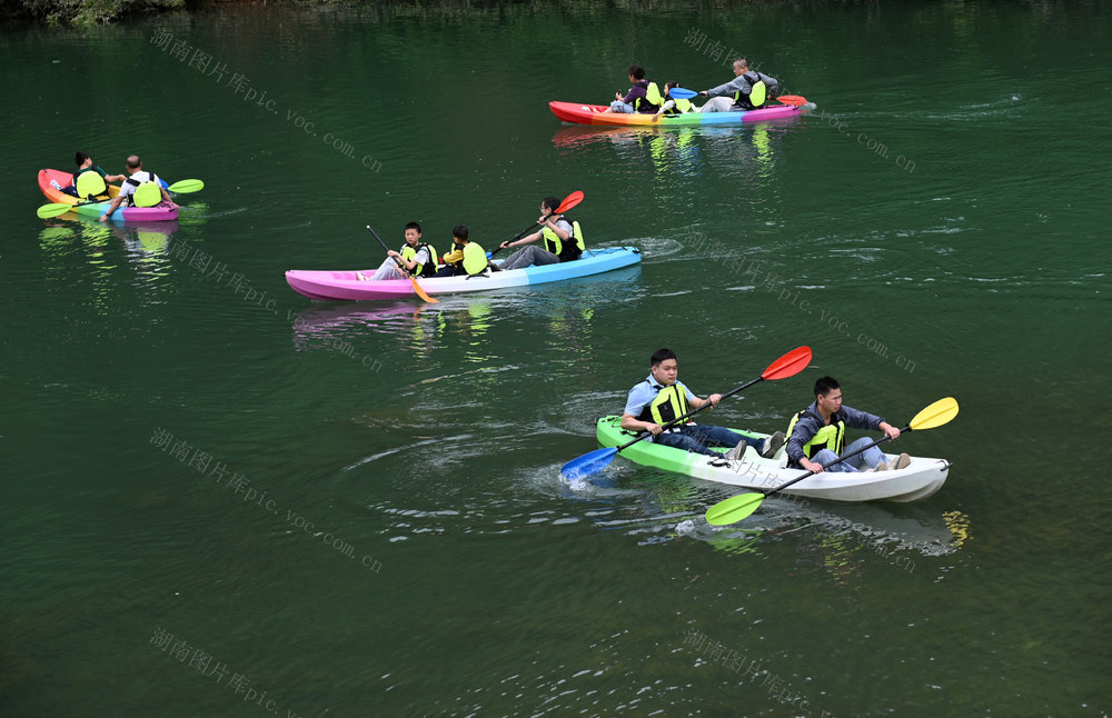 五一假期，旅游，乡村游，游客，自然，风光，戏水，休闲，皮划艇，河，乡村