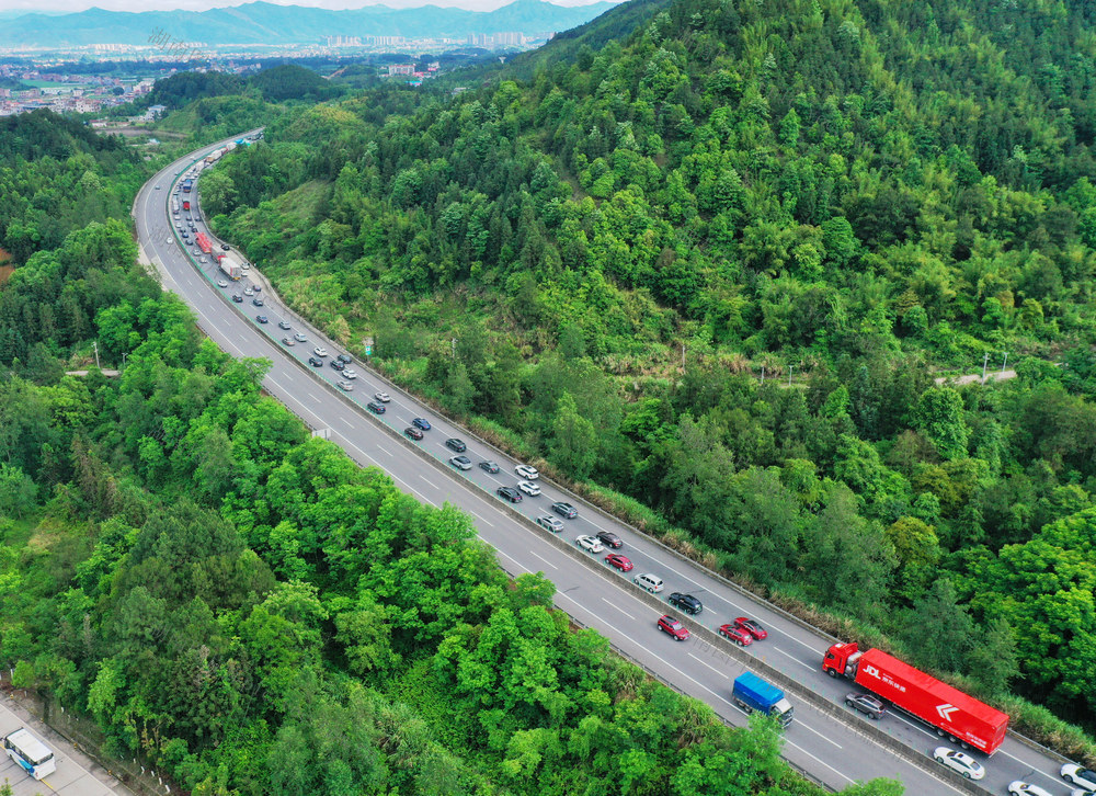 “五一”返程小高峰